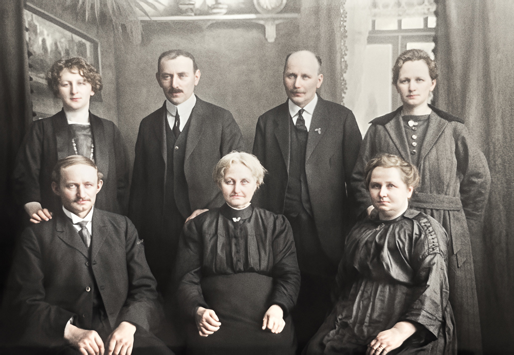 Gunhild Aanensdatter family, 1912
